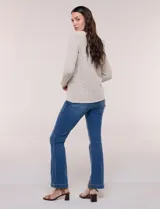 Buzo tejido de calce relajado, color beige, con escote en V y trama de punto calado con patrón de rombos. Cuenta con mangas largas de hombros caídos, ruedo y puños con acabado acanalado.