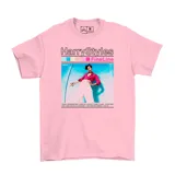 Remera de algodón color rosado con estampa frontal del álbum Fine Line de Harry Styles, que incluye el nombre del artista, el título del álbum y una fotografía del cantante.