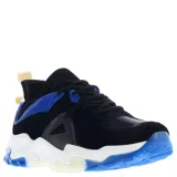 Championes urbanos de diseño moderno con materiales combinados en color negro, con detalles en azul vibrante y suela chunky blanca con secciones traslúcidas azules.