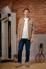 Overshirt de lana melange color tostado, con cuello mao, cierre frontal de botones y dos bolsillos frontales con solapa.