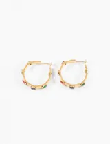 Aros de acero quirúrgico hipoalergénico dorados, con forma de argolla y strass de colores incrustados.