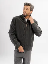 Campera de estilo casual en color gris oscuro, confeccionada en poliéster. Presenta cierre frontal completo, cuello alto, puños y ruedo acanalados, y bolsillos laterales.