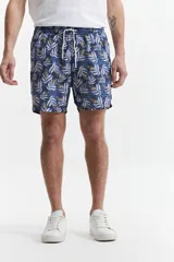 Short de baño celeste y azul con cintura elástica ajustable con cordón, dos bolsillos laterales y uno trasero. Confeccionado en tela ligera de secado rápido y logo bordado.