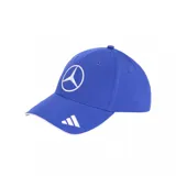 Gorra deportiva Adidas azul, con el logo de Mercedes bordado en blanco en el frente y las icónicas tres líneas de Adidas bordadas en el mismo color sobre la visera. Cuenta con borde blanco en la visera.