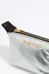 Monedero dorado con forma de trapecio, tamaño mini, cierre de cremallera y logo metálico de Bimba y Lola.