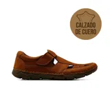Sandalia cerrada de cuero color marrón, estilo casual para hombre, con diseño de aberturas laterales, costuras visibles y cierre ajustable con tira de velcro en el empeine. Suela de goma dentada para mayor tracción y comodidad.