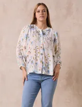 Blusa de gasa estampada con flores, marca Zac & Rachel. Tiene cuello a la base, abertura central con botones y mangas 3/4 abullonadas.
