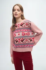 Buzo tejido de punto con diseño jacquard que presenta motivos de corazones, flores y aves en tonos bordó, blanco y celeste. Posee cuello redondo, puños y ruedo acanalados.