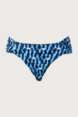 Calzón de bikini con estampado abstracto en tonos azules y blancos. Presenta laterales fruncidos y corte clásico.