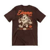 Remera de algodón color marrón con estampado gráfico estilo retro en la espalda que presenta un personaje tipo hamburguesa con gorra y texto alusivo al Emexem Club.