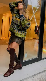 Bota bucanera de cuero color marrón chocolate, con lycra en la parte trasera y suela con taquito interno de 3cm.