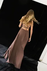 Vestido largo rojo de lino con escote recto, breteles finos y espalda con ajuste de cordones. Presenta detalle de punto smock en el busto.