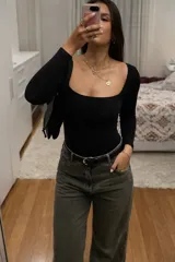 Body de manga larga en color negro, con escote cuadrado amplio y ajuste al cuerpo.