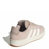 Championes urbanos Adidas modelo Grand Court Alpha, color taupe con las icónicas tres tiras laterales en tono más claro. Presentan una capellada de cuero sintético con acabado gamuzado, cordones al tono y una suela de goma flexible con tecnología Cloudfoam para mayor amortiguación.