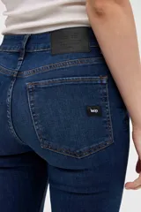 Jean de corte oxford con ajuste en cintura y caderas, confeccionado en denim azul oscuro con lavado uniforme.