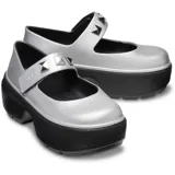 Zapatos tipo Mary Jane de Crocs con plataforma alta y suela chunky negra con textura texturizada. Parte superior metalizada en color gris con tira ajustable en el empeine adornada con una tachuela piramidal.
