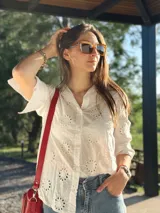 Bandolera roja de cuero con forro de tela, con bolsillo interior y exterior.