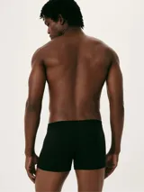 Pack de dos calzoncillos bóxer largos, uno negro y otro azul marino, confeccionados en algodón y elastano, con elástico personalizado en la cintura.