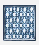 Pañuelo cuadrado de satén blanco con estampado de cadenas azules y borde azul marino.