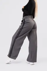 Pantalon de vestir gris con detalle de franjas laterales negras y etiqueta de marca Dolce en el bolsillo trasero.