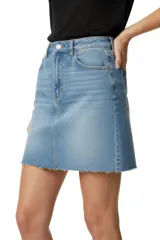 Falda mini de jean en color azul claro, con diseño de cinco bolsillos, cierre frontal con botón y cremallera, y ruedo deshilachado.