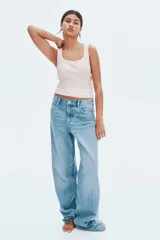 Musculosa ajustada de punto acanalado, color rosa pálido, con escote redondo pronunciado y tirantes anchos.