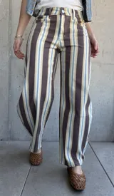 Jean modelo barrel de corte amplio, con diseño de rayas verticales en tonos marrón chocolate, celeste, tostado y blanco.
