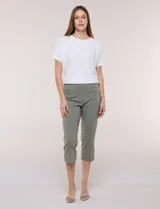 Pantalón capri sastrero de tiro alto y color verde militar, con pretina ancha, bolsillos frontales simulados y traseros funcionales, y corte entallado.