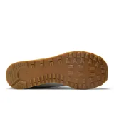 Championes New Balance modelo 574 con tecnología Cordura, confeccionados en ante y malla en tono gris con detalles en lila y suela de goma color caramelo.