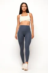 Top deportivo de entrenamiento con escote redondeado y espalda tipo nadador, confeccionado en poliamida tecnológica de alto rendimiento. Cuenta con forro interno y abertura para colocar almohadillas.