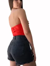 Top corset rojo de satén, sin mangas y con escote recto.