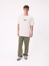 Jean de corte slouchy en color negro, confeccionado en algodón, con diseño de tiro medio y ajuste holgado en las piernas.