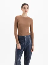 Remera de micro rib color marrón, de cuello redondo, manga larga y silueta ajustada al cuerpo.