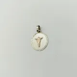 Dije circular de plata con relieve y detalle central de caduceo de medicina en oro 9k.