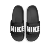 Chancletas Nike modelo Offcourt Slide, color negro con la palabra "NIKE" en letras blancas grandes en la tira superior.