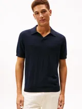 Chomba de punto Tommy Hilfiger color azul marino, con estructura de panal de abeja, cuello tipo polo sin botones y manga corta.