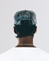 Gorra tipo trucker color amarillo con bordado frontal que incluye la frase 'TWOJEYS' y la silueta de un caballo. Presenta un cordón decorativo negro en la base de la visera y el texto 'CITY COWBOYS' bordado en el lateral.