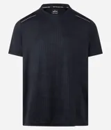 Remera deportiva de manga corta y cuello redondo, color celeste, con tecnología dry y detalles reflectantes en los hombros.