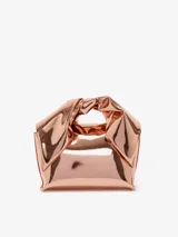 Bolso de hombro JW Anderson modelo Small Twister, color cobre metalizado, con asa superior retorcida y logo grabado. Incluye cadena de hombro desmontable.