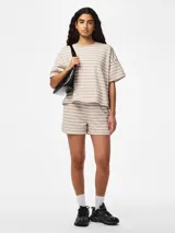 Short de algodón con diseño a rayas horizontales en tonos beige y blanco, cintura elástica y calce regular.