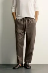 Pantalón relaxed fit de lino color negro, con cintura elástica ajustable con cordón y bolsillos frontales.