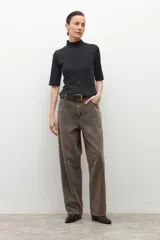 Pantalón de jean estilo barrel, color marrón oscuro con efecto desgastado. Presenta un calce holgado y tiro alto.