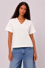 Remera blanca de algodón, de corte holgado, manga corta y cuello en V.