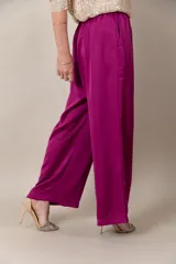 Pantalón palazzo negro de satén italiano, con cintura elastizada y bolsillos laterales.