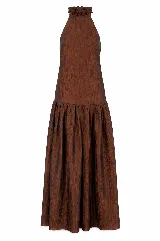 Vestido largo marrón de crepe texturizado, con cuello halter fruncido, diseño holgado y falda larga con vuelo.