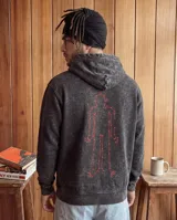 Canguro con capucha de calce regular, confeccionado en tejido con efecto stone wash. Presenta un estampado frontal rectangular con diseño de mapa y texto en color rojo. Incluye bolsillo tipo canguro y puños con terminación en rib.