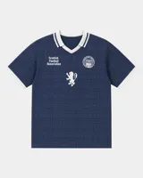 Camiseta de fútbol de Escocia de manga corta, color azul marino con diseño a cuadros sutiles, cuello en V y cuello camisero blanco con líneas azules. Presenta detalles estampados en el frente, incluyendo el escudo de la Asociación de Fútbol de Escocia, un león rampante y el texto 'Scottish Football Association'.