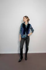 Camisa de seda con estampado floral en tonos azul, verde y rosa. Corte clásico con tablón en la espalda y cierre frontal con botones.