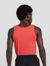Musculosa de corte slim, color rojo, con cuello redondo y sisas amplias.