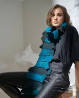 Bufandón de lana merino afieltrada color azul y negro, formado por piezas horizontales unidas que generan una textura continua.